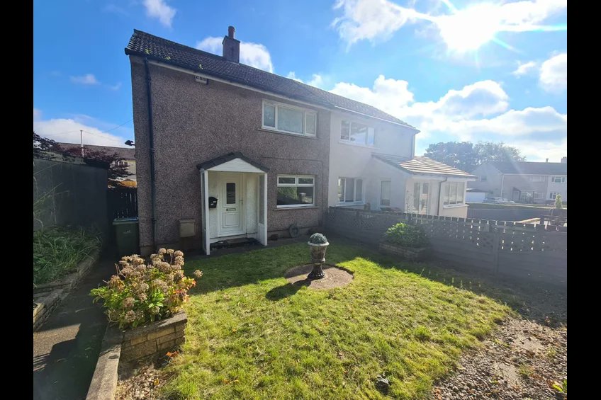 CastleResidenti's tweet photo. 🌟To Rent🌟

Castle Residential is delighted to present this well-presented two-bedroom property in the popular locale of Shanks Avenue in Barrhead.

Features:
Entrance hallway
Lounge with beautiful cream tile floor
Spacious kitchen
Two double bedrooms
Three-piece bathroom suite https://t.co/KpIuKQJedf
