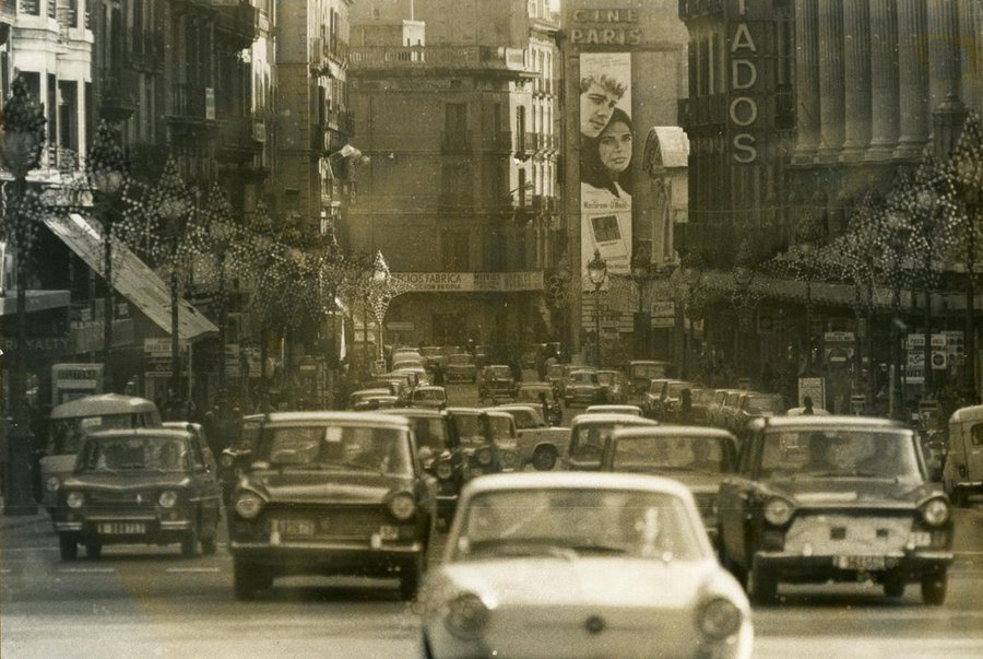 Avui és el #DiaSenseCotxes i us porto petit FIL de llocs de Barcelona que actualment costa d'imaginar-se plens de cotxes 🧵👇

📍  Portal de l'Àngel