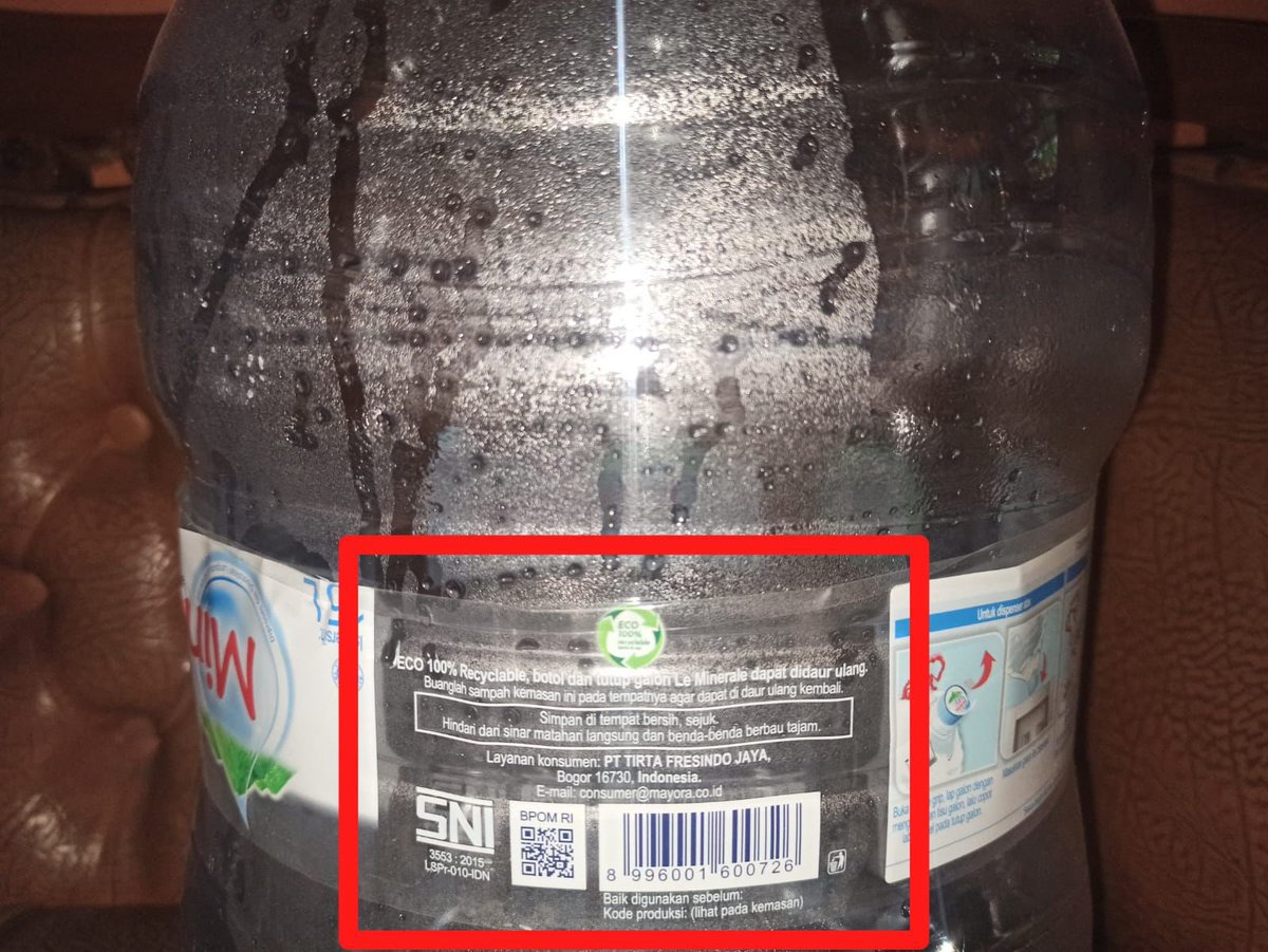 Sampai gosong gitu, bahaya bgt bisa menimbulkan percikan api ke mobil 😱

Kemasan galon sekali pakai merk Le Minerale itu emang tipis bgt sih. Di kemasan galon sendiri tertera hindari sinar matahari langsung 👇