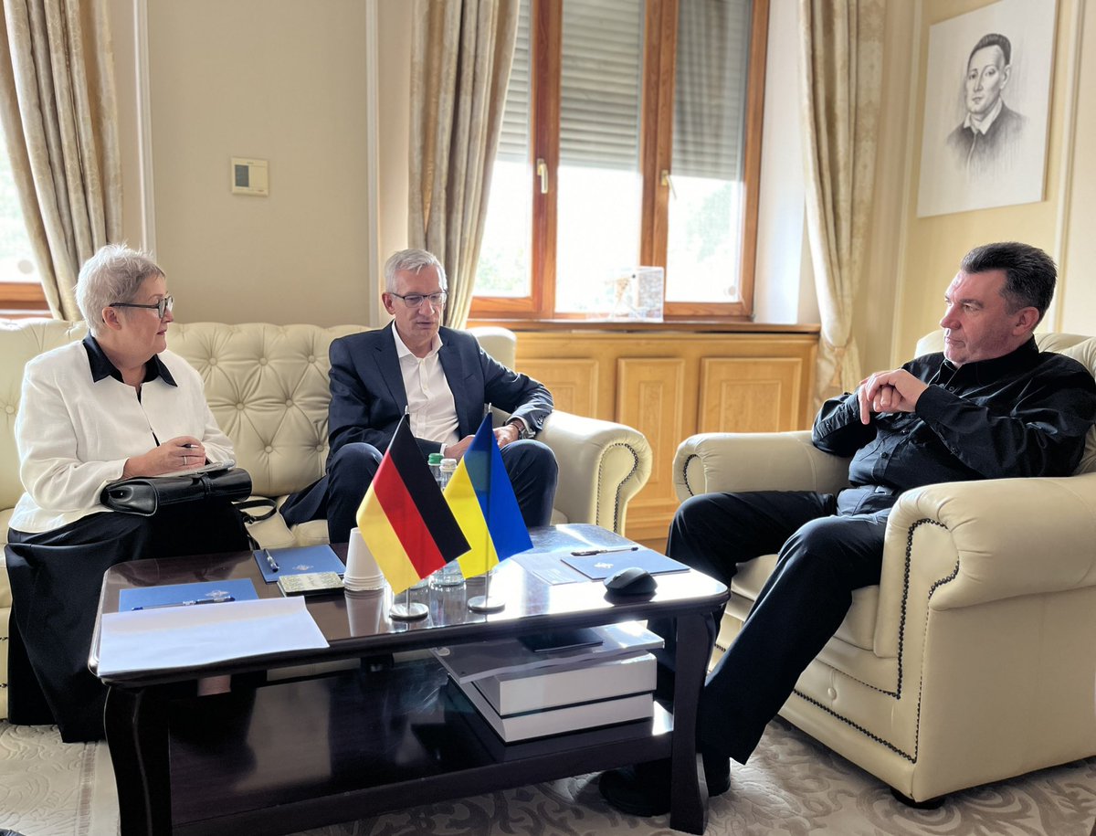 🇺🇦🤝🇩🇪 NSDC Secretary @OleksiyDanilov met with Ambassador of Germany to Ukraine @MJaegerT to discuss the security situation and the deepening of bilateral cooperation. rnbo.gov.ua/en/Diialnist/6…
