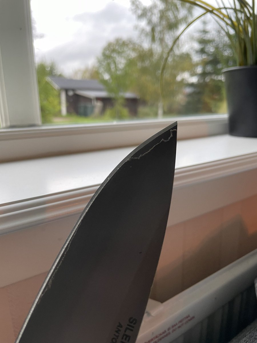 Pezonix's tweet photo. @TopsKnives 
Hello iam woundering  if you know what is happening to my knife? The coating is flaking apart. 4-5 years of owning it and its been doing this seans it new. 
Im just  curious. 

Best wishes mathias from sweden
So sorry if i spell like shit https://t.co/A9c6hoB4Qn