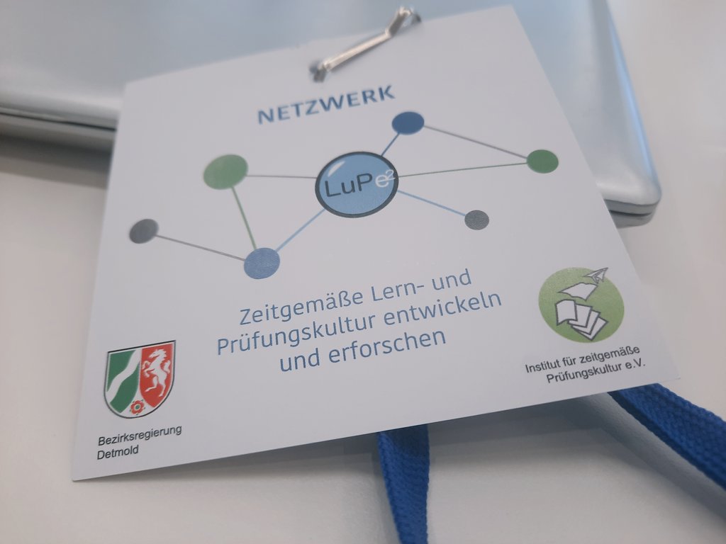 Netzwerk-Start in OWL. Zusammen mit der Bezirksregierung Detmold und dem Institut für zeitgemäße @pruefungskultur machen sich 9 Schulen auf den Weg, eine neue Lern- und Prüfungskultur zu entwickeln und zu erforschen. (1/2) #twlz