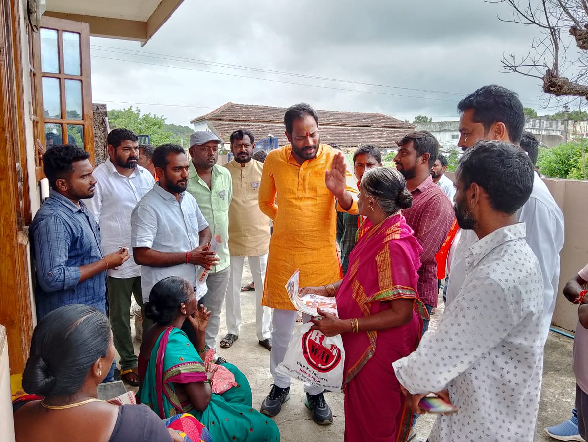 BhukyaDevilal1's tweet photo. ఈరోజు ఇబ్రహీంపట్నం మండలం కోజన్ కొత్తూర్ గ్రామంలో
#పల్లె_పల్లెకు_బిజెపి_గడప_గడపకు_నవీన్అన్న (3/4)
@kishanreddybjp
@bandisanjay_bjp @Arvindharmapuri
@SNK4BJP @BJP4Telangana @BJP4Koratla @rameshkouda @DrBogashravani @SorupakaRamesh https://t.co/4KDHCyPSYM