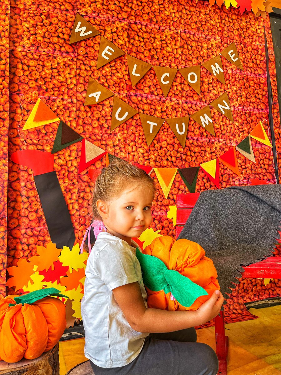 Mmm, sonbahar rüzgar ıslık çalar 🌬️
Geldi sonbahar🍂
Yanına bir şemsiye al ☂️ 
Sokağa çıkarken 
Çocuklar çocuklar 
Geldi sonbahar 🍁

#UğurluOlmak 
#TürkiyeninEğitimGücüyüz