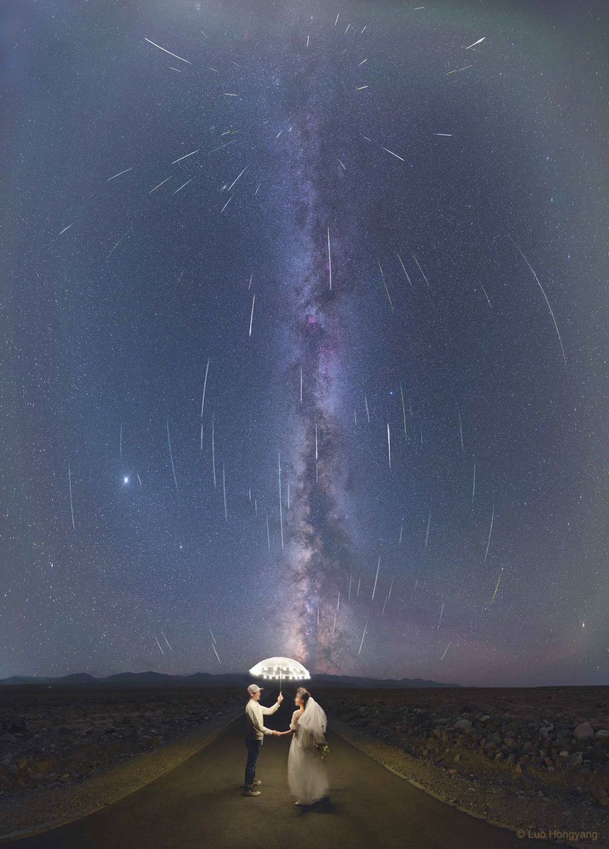 infoAstronomy's tweet photo. Inspirasi foto pre-wedding tanpa bakar gunung~

Foto ini diambil pada puncak hujan meteor Perseid, Agustus 2021. Dipotret di Jiuquan, China.

📷 Luo Hongyang https://t.co/R70u0pDWDc