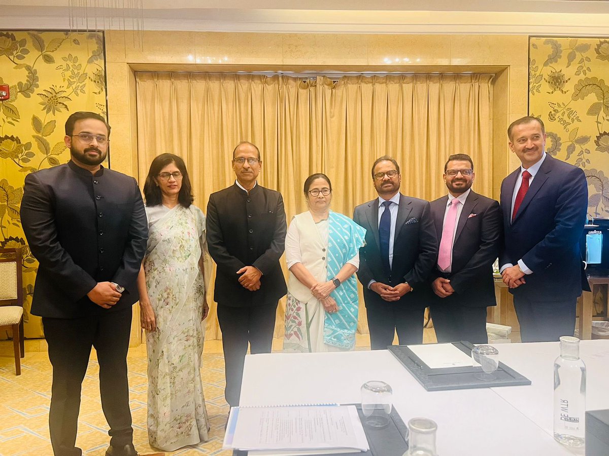 MamataOfficial's tweet photo. Today's meeting with Mr. @asharfalima, Executive Director of LuLu Group International, was immensely promising for Bengal's growth!

We delved into a range of exciting possibilities, foremost among them being the prospect of a world-class mall in Newtown. We discussed the global promotion of Biswa Bengal products in LuLu Group's retail outlets.

Beyond that, the LuLu Group expressed a strong interest in investing in various sectors, including fish processing, poultry, dairy and meat processing.

I'm thrilled to extend an invitation to the LuLu Group to participate in the Bengal Global Business Summit 2023, where we can deepen our collaboration and set a course for shared prosperity.