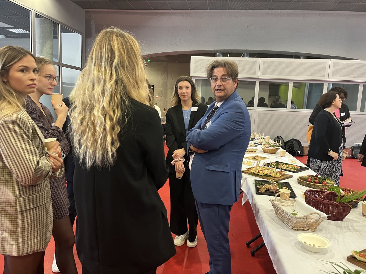 Monsieur l’Avocat  général Philippe Brun avec les étudiantes du Master 2  PJJ lors de la pause déjeuner