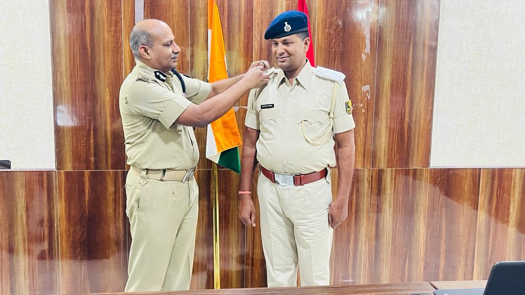 दि021.09.23 को Pipping Ceremony में IG CR Patna द्वारा क्षेत्रीय कार्या0, पटना में कार्यरत स0अ0नि0 गौतम कुमार को पु0अ0नि0 के रूप में उच्चतर पद का कार्यकारी प्रभार प्रदान करते हुए उनके कंधे पर पु0अ0नि0 का स्टार लगाकर उनका प्रोत्साहन किया गया और भविष्य के लिए शुभकामनाएं दी गयी।