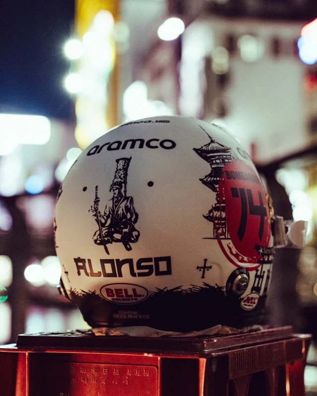HelmetManiac's tweet photo. Fernando, sırtındaki Samuray dövmesini kaskına işledi. 

"Bence bir F1 pilotu ve bir samuray birbirine oldukça benzer. Disiplin, özgüven, korkusuzluk ve tek bir hedef... Galibiyet için savaşmak. Bunun uğrunda ölmek bile bizim için bir ayrıcalık, korku değil." https://t.co/fR2iua1mBn
