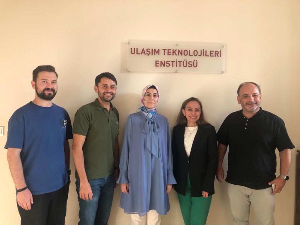 T.C. Ulaştırma ve Altyapı Bakanlığı Haberleşme genel müd. yar. ve AUS Türkiye başkanı Esma Dilek  ve kurum temsilcileri, Enstitü müdürü Prof. Dr. Arif Cagdas Aydinoglu ve enstitü araştırmacılarını ziyaret ederek Akıllı Ulaşım Sistemleri alanında istişarelerde bulundular.