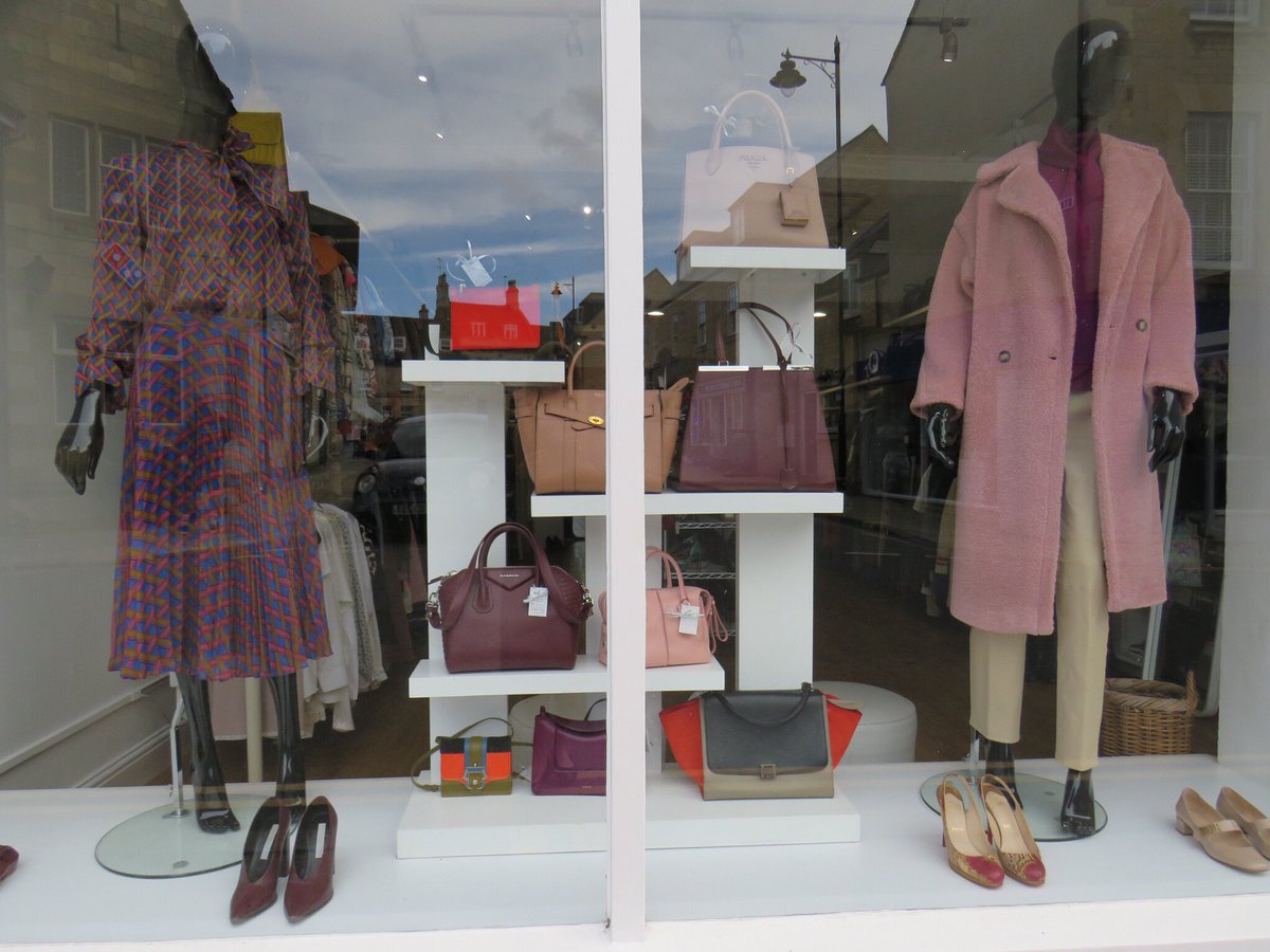 ArchLabelAgency's tweet image. Autumn is upon us🍂👀on the left #thefold gorgeous silk patterned blouse and matching pleated skirt £100, size 8🍂 #blankavita dusky pink teddy bear coat £200, S🧸 #meandem aubergine sleeveless bow blouse #joseph leather stretch pale jeans £250, size 40 (12)🍂 fabulous #handbags