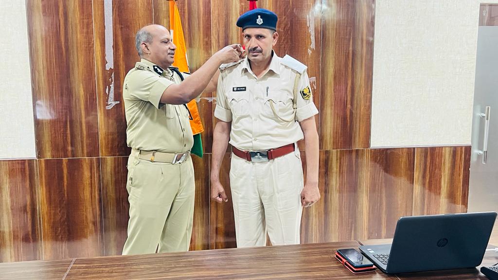 दि0 21.09.23 को Pipping Ceremony में IG CR Patna द्वारा क्षेत्रीय कार्या0, पटना में कार्यरत स0अ0नि0 मो0 हलीम को पु0अ0नि0 के रूप में उच्चतर पद का कार्यकारी प्रभार प्रदान करते हुए उनके कंधे पर पु0अ0नि0 का स्टार लगाकर उनका प्रोत्साहन किया गया और भविष्य के लिए शुभकामनाएं दी गयी।