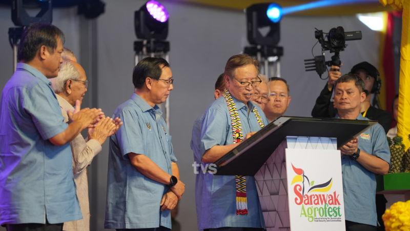 tvsarawak's tweet photo. Premier Sarawak Datuk Patinggi Tan Sri Abang Johari Tun Openg merasmikan Sarawak Agrofest 2023 di Dataran Perayaan Stadium Negeri di sini, hari ini.

Turut hadir Timbalan Perdana Menteri Dato Sri Fadillah Yusof, Timbalan Premier Sarawak Datuk Amar Douglas Uggah Embas dan Menteri Industri Makanan, Komoditi Dan Pembangunan Wilayah Dato Sri Dr Stephen Rundi Utom. (1/2)

📸 Faitullah Morni (TVS)

Layari https://t.co/NrwplBiIo6 & tonton TVS di saluran 122 MYTV & Astro.

#TVS122 #TVSNews