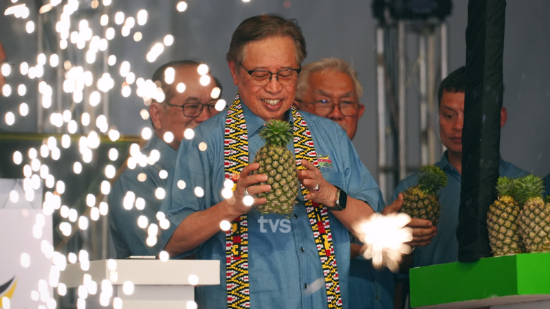 tvsarawak's tweet photo. Premier Sarawak Datuk Patinggi Tan Sri Abang Johari Tun Openg merasmikan Sarawak Agrofest 2023 di Dataran Perayaan Stadium Negeri di sini, hari ini.

Turut hadir Timbalan Perdana Menteri Dato Sri Fadillah Yusof, Timbalan Premier Sarawak Datuk Amar Douglas Uggah Embas dan Menteri Industri Makanan, Komoditi Dan Pembangunan Wilayah Dato Sri Dr Stephen Rundi Utom. (1/2)

📸 Faitullah Morni (TVS)

Layari https://t.co/NrwplBiIo6 & tonton TVS di saluran 122 MYTV & Astro.

#TVS122 #TVSNews