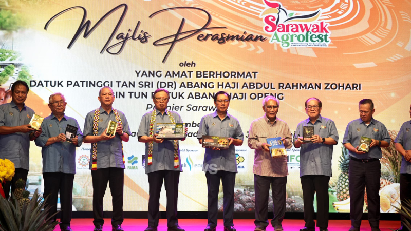 tvsarawak's tweet photo. Premier Sarawak Datuk Patinggi Tan Sri Abang Johari Tun Openg merasmikan Sarawak Agrofest 2023 di Dataran Perayaan Stadium Negeri di sini, hari ini.

Turut hadir Timbalan Perdana Menteri Dato Sri Fadillah Yusof, Timbalan Premier Sarawak Datuk Amar Douglas Uggah Embas dan Menteri Industri Makanan, Komoditi Dan Pembangunan Wilayah Dato Sri Dr Stephen Rundi Utom. (1/2)

📸 Faitullah Morni (TVS)

Layari https://t.co/NrwplBiIo6 & tonton TVS di saluran 122 MYTV & Astro.

#TVS122 #TVSNews