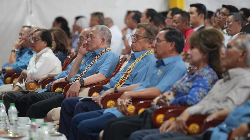 tvsarawak's tweet photo. Premier Sarawak Datuk Patinggi Tan Sri Abang Johari Tun Openg merasmikan Sarawak Agrofest 2023 di Dataran Perayaan Stadium Negeri di sini, hari ini.

Turut hadir Timbalan Perdana Menteri Dato Sri Fadillah Yusof, Timbalan Premier Sarawak Datuk Amar Douglas Uggah Embas dan Menteri Industri Makanan, Komoditi Dan Pembangunan Wilayah Dato Sri Dr Stephen Rundi Utom. (1/2)

📸 Faitullah Morni (TVS)

Layari https://t.co/NrwplBiIo6 & tonton TVS di saluran 122 MYTV & Astro.

#TVS122 #TVSNews