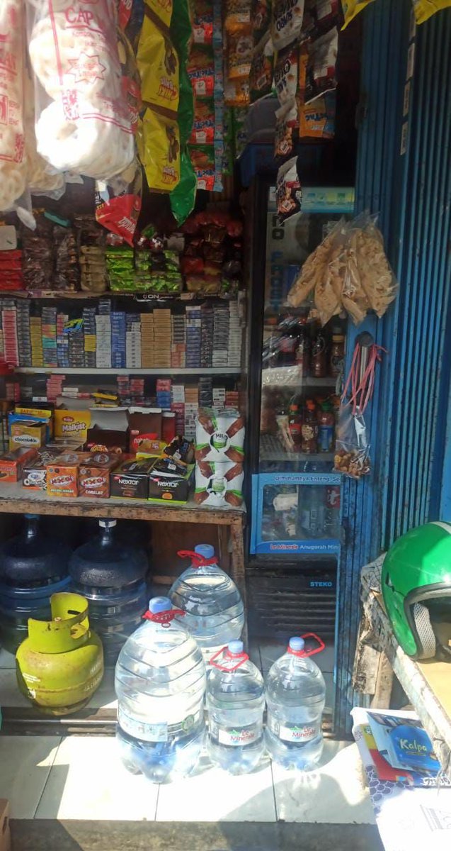 Produsen harusnya lebih bertanggungjawab mengenai distribusi produk galon sekali pakai mereka. 

Sering bgt liat galon sekali pakai diangkut pake bak terbuka terus di warung2 ditaruh aja di pinggir jalan sambil kejemur sinar matahari langsung.

Jangan iklan doang yg jor-joran 😄