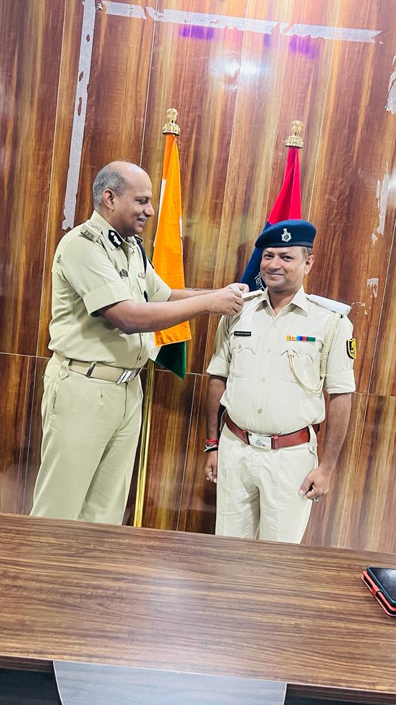 दि0 21.09.23 को Pipping Ceremony में IG CR Patna द्वारा क्षेत्रीय कार्या0, पटना में कार्यरत PTC रणविजय कु0 सिंह को स0अ0नि0 के रूप में उच्चतर पद का कार्यकारी प्रभार प्रदान करते हुए उनके कंधे पर स0अ0नि0 का स्टार लगाकर उनका प्रोत्साहन किया गया और भविष्य के लिए शुभकामनाएं दी गयी।