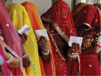 हमारे समाज में औरतों को बस परिधि पर ही रखा जाता है,
मुख्य भूमिका पर उन्हें आने ही नहीं दिया जाता , 
कितनी बड़ी त्रासदी है ये -अपनी क्षमता से कम जीना।
(देखिए ना पहचान छुपाकर ये पहचान दिखा रही हैं)