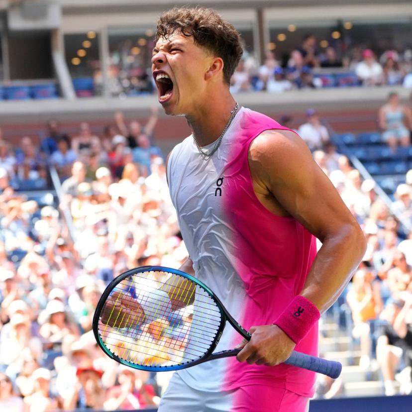 ArthurFilsActus's tweet photo. ❗️MATCHDAY❗️
➡️ Laver Cup 🇪🇺🌍
Arthur affronte le fantasque Ben Shelton (19e) dans un match qui s’annonce spectaculaire !
Même si c’est de l’exhibition c’est une belle occasion de se tester et prendre du plaisir.
🕦 Match à partir de 22h
📺 BeinSport
#AllezArthur 🇫🇷 https://t.co/WsDibnUm7g