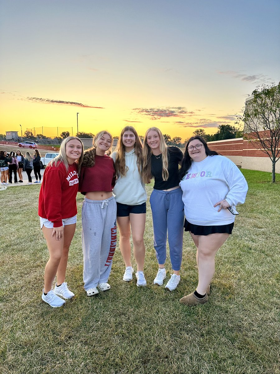 CapusonJustine's tweet photo. Senior sunrise☀️🌅 🧡 https://t.co/ksL7FRBO3b
