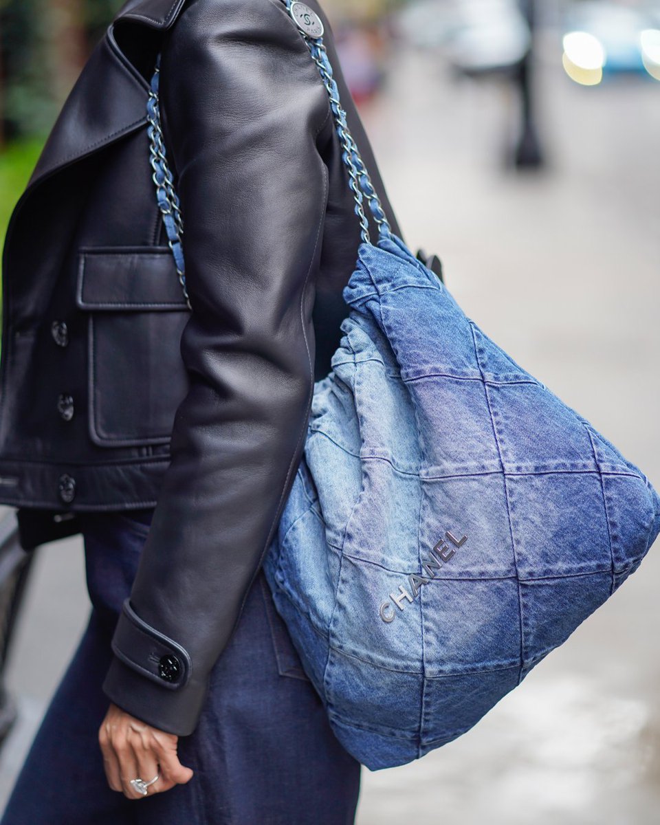 veronicawebb's tweet photo. The transition from summer to fall can be solved with a light long sleeved shirt and a trusty leather jacket 🙌 Anyone else ready for fall? 🍂 https://t.co/MkNtOLB4Ce