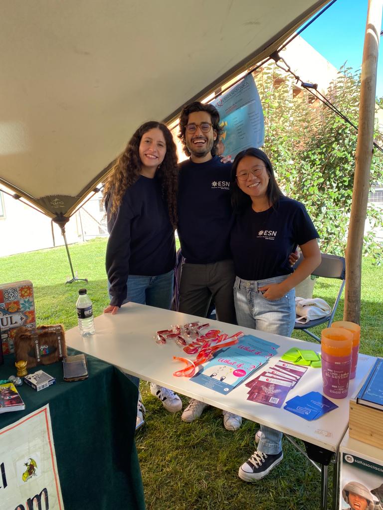 ESNUCM's tweet photo. 👉🏻Hoy estamos en la #BienvenidaUCM de la @unicomplutense 
🗣️ Nuestras personas voluntarias te explicarán qué es ESN y cómo te podemos ayudar. ¡Ven a conocernos! https://t.co/oL7IyISJZR