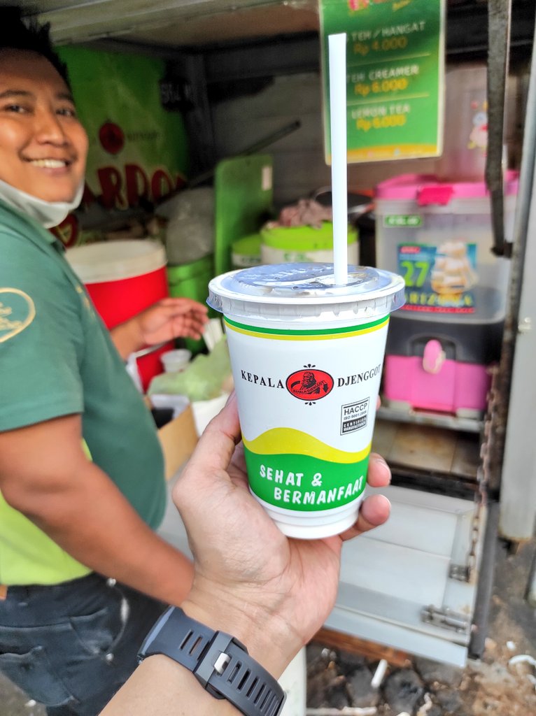 Widino's tweet photo. Es Teh Gardoe

Setuju ga kalo Solo tuh kota dengan es teh paling enak se-Indonesia? Haha.

Di rumah sering seduh lho teh gardoe tp kenapa kok beli di Solo rasanya jauh lebih enak ya wkwkw.

Depan pasar gede, harga 4ribu. Sepet n manis tp ga manis bgt yg bikin nyegrak tenggorokan https://t.co/KSwem08HB7