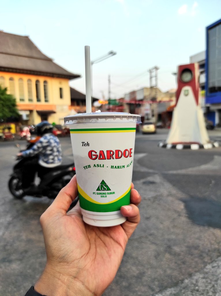 Widino's tweet photo. Es Teh Gardoe

Setuju ga kalo Solo tuh kota dengan es teh paling enak se-Indonesia? Haha.

Di rumah sering seduh lho teh gardoe tp kenapa kok beli di Solo rasanya jauh lebih enak ya wkwkw.

Depan pasar gede, harga 4ribu. Sepet n manis tp ga manis bgt yg bikin nyegrak tenggorokan https://t.co/KSwem08HB7