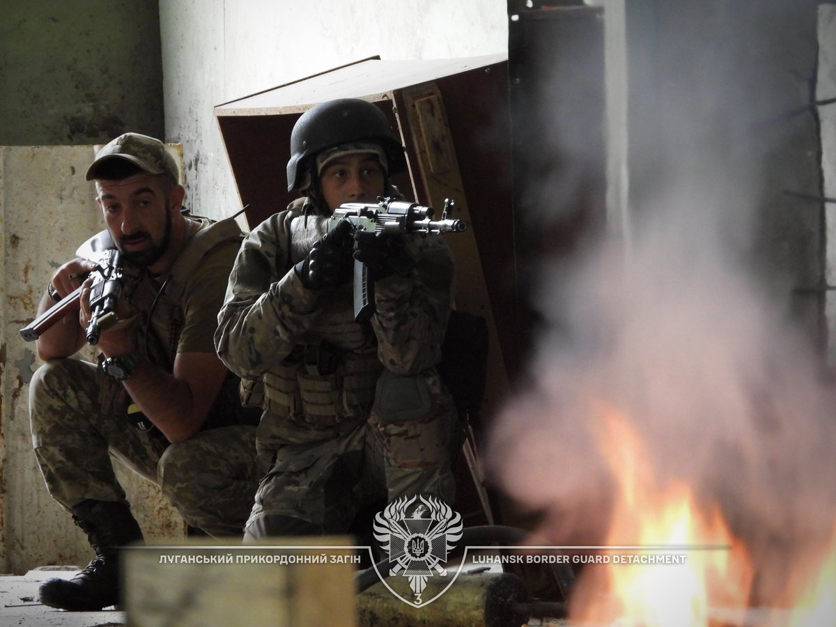 luhanskdpsu's tweet image. Підготовка до штурмових дій: бій у промзоні та зачистка будівель

Зіткнення у містах і бої в забудовах є одними із найскладніших етапів наступу. 

Лише системна підготовка та постійні тренування є основою для якісного бойового злагодження підрозділу.