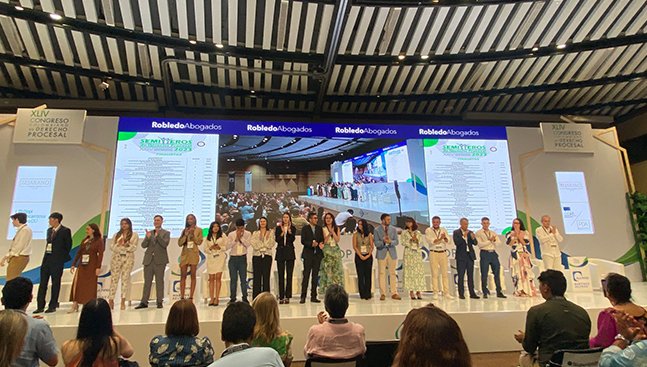 El semillero de Derecho Procesal de la USAL, premiado en el XXIV Concurso Internacional para Estudiantes de Derecho.

La estudiante Mar García-Delgado Lastra intervino en la presentación de las ponencias galardonadas. 

➡️ saladeprensa.usal.es/node/136869