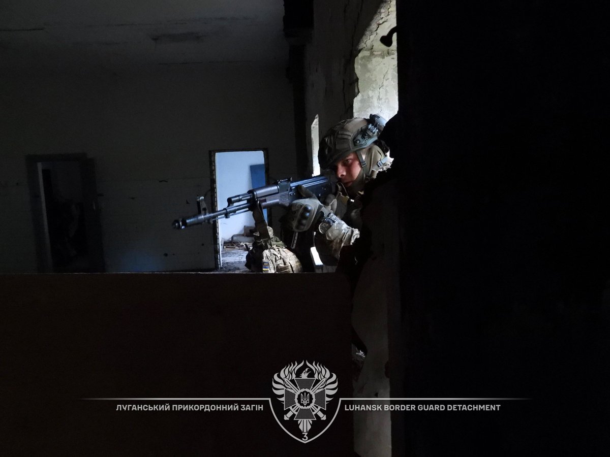 luhanskdpsu's tweet image. Підготовка до штурмових дій: бій у промзоні та зачистка будівель

Зіткнення у містах і бої в забудовах є одними із найскладніших етапів наступу. 

Лише системна підготовка та постійні тренування є основою для якісного бойового злагодження підрозділу.