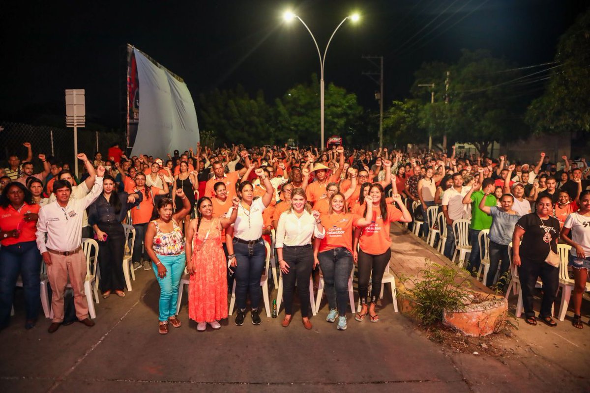 Laportadasm's tweet photo. “Con el alcantarillado de Bellavista dignificamos la vida de los samarios al acabar el rebosamiento de las aguas servidas”: Virna Johnson.
Las obras se realizarán en la carrera 1ra desde la EBAR norte, en la calle 1ra, hasta la calle 29.  https://t.co/pn2uxpjCWF https://t.co/XlptnCYBQp