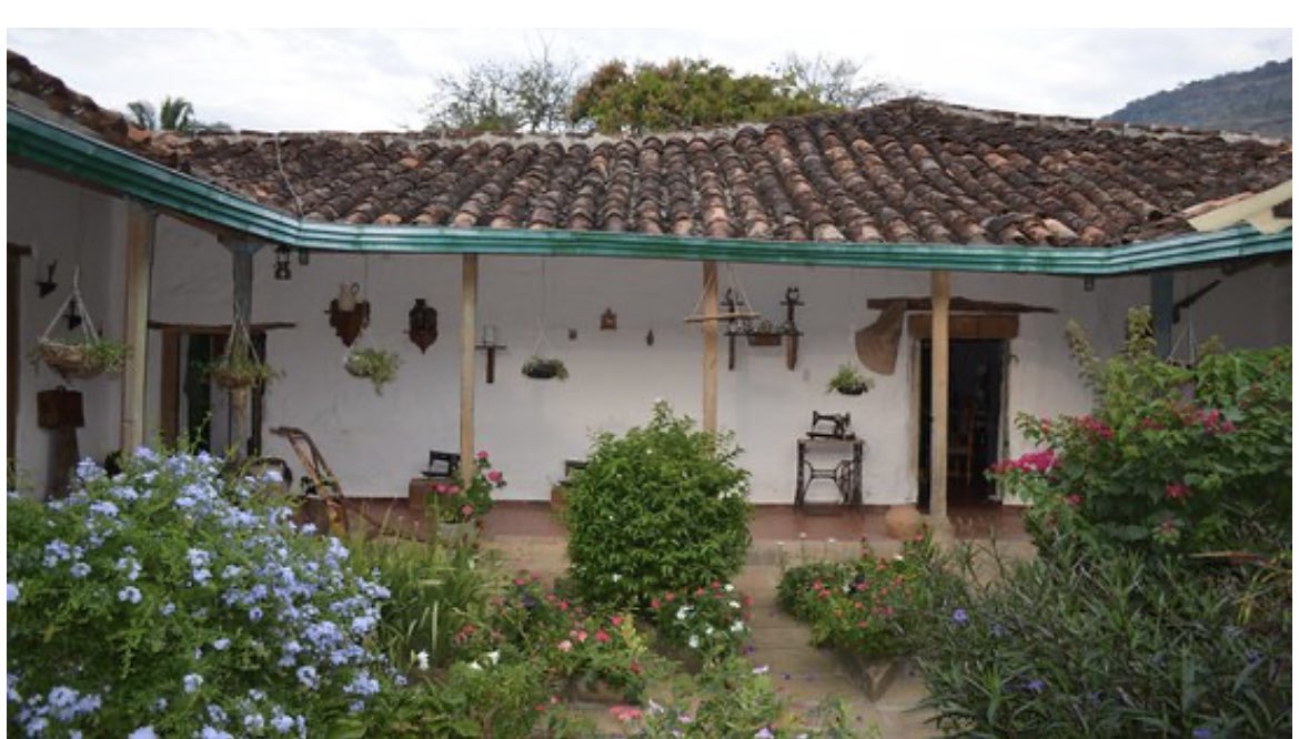 andosc1's tweet photo. Casa de nacimiento de María Antonia Santos Plata, considerada una de las heroínas más importantes de la independencia de Colombia, que organizó y sostuvo la guerrilla de Coromoro, convirtiendo su hacienda El Hatillo en su centro de operaciones. El 12 de julio de 1819, un destacamento militar español al mando de Pedro Agustín Vargas, irrumpió en la hacienda El Hatillo de Pinchote. El ejército español apresó a Antonia Santos, su hermano Santiago y los trasladaron hasta Socorro, donde fueron encarcelados. María Antonia Santos Plata, fue sentenciada a muerte el 16 de julio, y ejecutada el 28 de Julio de 1819 junto con los próceres Isidro Bravo y Pascual Becerra.