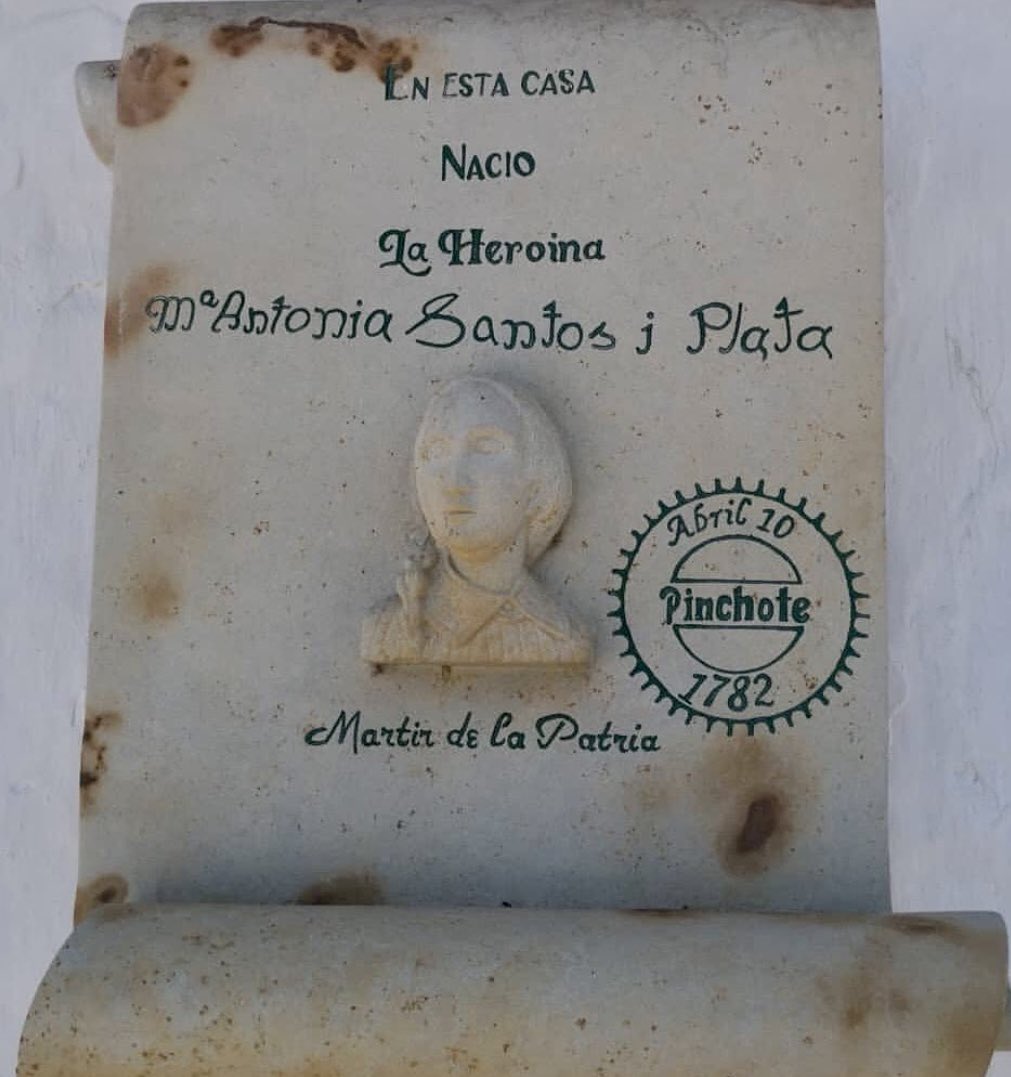 andosc1's tweet photo. Casa de nacimiento de María Antonia Santos Plata, considerada una de las heroínas más importantes de la independencia de Colombia, que organizó y sostuvo la guerrilla de Coromoro, convirtiendo su hacienda El Hatillo en su centro de operaciones. El 12 de julio de 1819, un destacamento militar español al mando de Pedro Agustín Vargas, irrumpió en la hacienda El Hatillo de Pinchote. El ejército español apresó a Antonia Santos, su hermano Santiago y los trasladaron hasta Socorro, donde fueron encarcelados. María Antonia Santos Plata, fue sentenciada a muerte el 16 de julio, y ejecutada el 28 de Julio de 1819 junto con los próceres Isidro Bravo y Pascual Becerra.