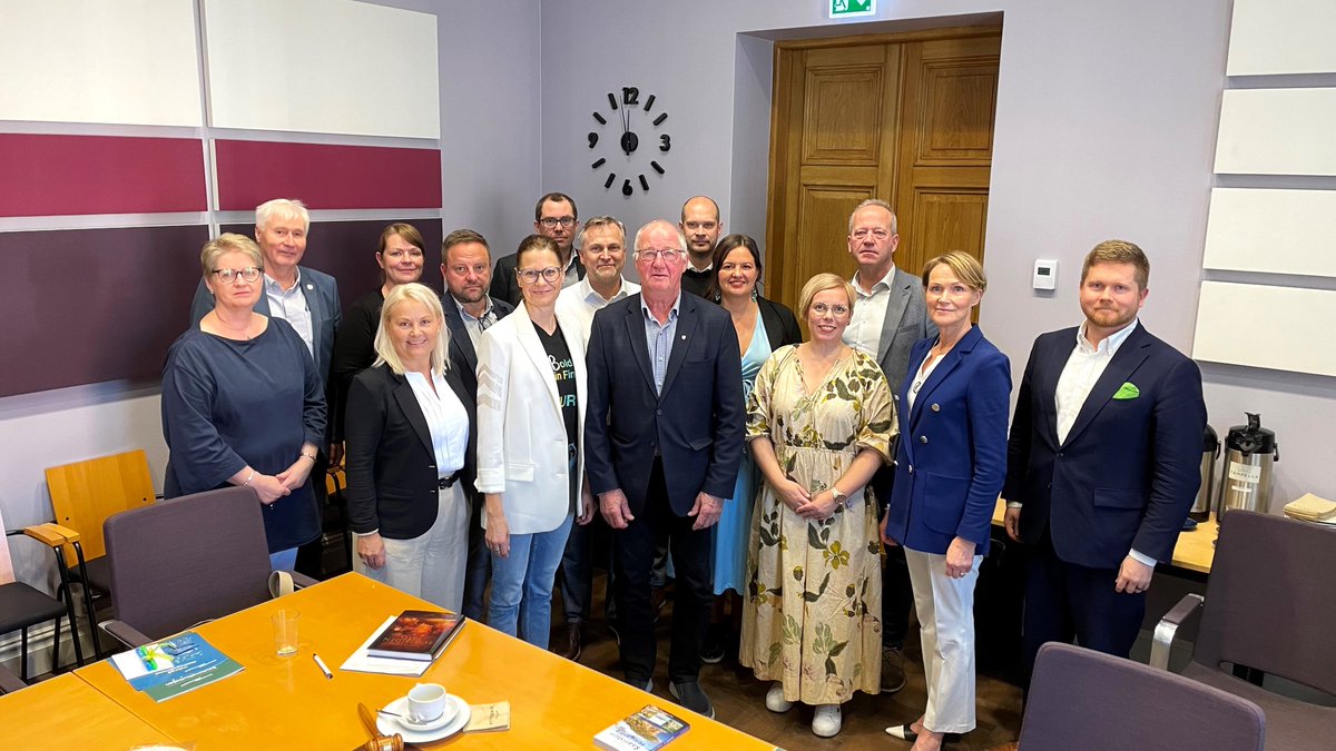 Turunseutu meets Tampereenseutu!🌟
Tänään keskusteltiin vertaishengessä seututyöstä ja metropolimaisesta tavasta toimia, kun vieraana oli Turun kaupunkiseudun seutuhallitus.
Kiitos <a href="/jukkavornanen/">Jukka Vornanen</a> &amp; koko seurue!
<a href="/KouhiaRaimo/">Raimo Kouhia</a> <a href="/paivinurmi/">Päivi Nurminen</a> <a href="/KuusistoJuhaM/">Juha Kuusisto</a> <a href="/minnaarve/">Minna Arve</a> <a href="/MaJa_66/">Marko Jarva | PIRKKALA | Pirkanmaa | 💙</a>
