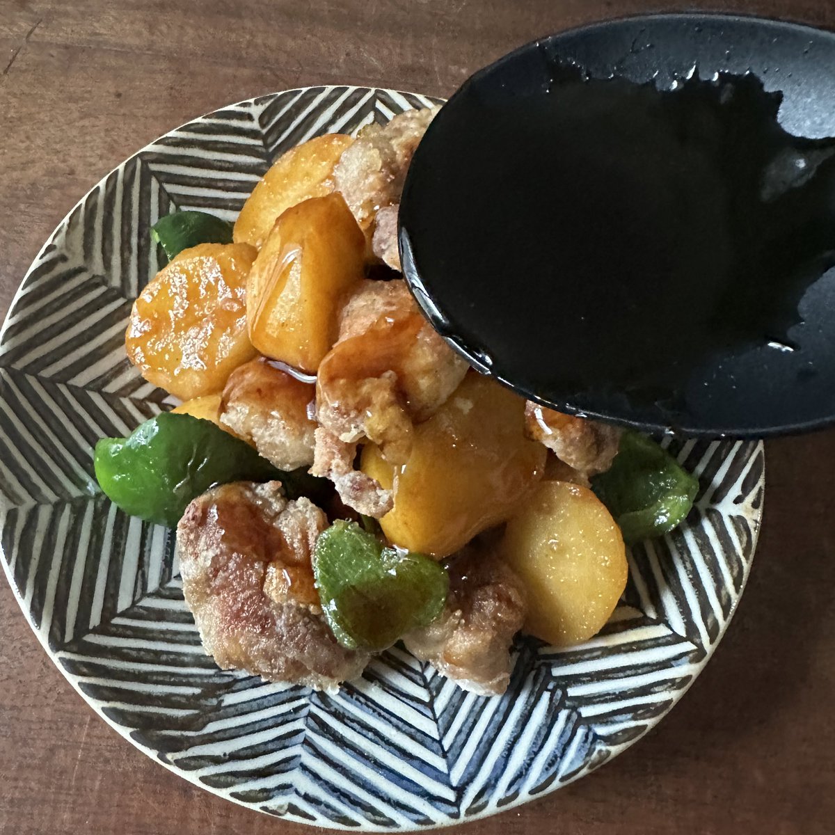 syunkon0507's tweet photo. 先日テレビで紹介した、揚げずに作る自慢の酢豚です。

・トンカツ用のお肉使用
・油大さじ3でOK(拭き取れる量)
・野菜はあえてじゃがいも
・ケチャップ不使用
・水溶き片栗粉不要(片栗は餡の材料に混ぜてダマ知らず)
・餡は絡めず最後にかけカリカリを味わう！

黒酢を使うとより◎簡単にお店の味！ https://t.co/LuZbr7f0vq