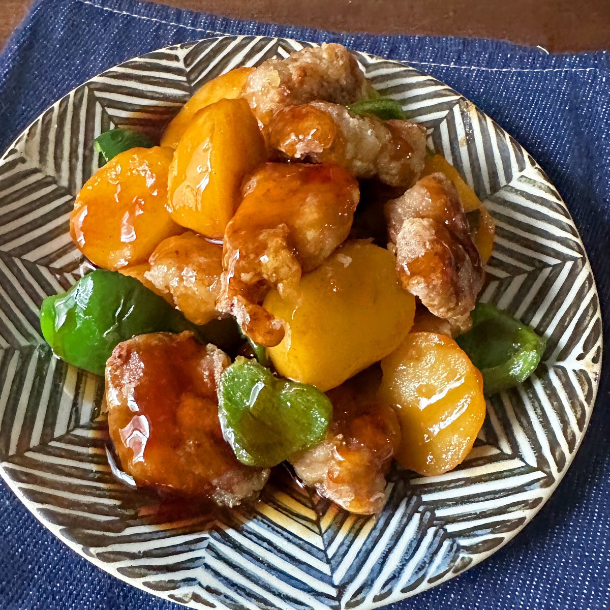 syunkon0507's tweet photo. 先日テレビで紹介した、揚げずに作る自慢の酢豚です。

・トンカツ用のお肉使用
・油大さじ3でOK(拭き取れる量)
・野菜はあえてじゃがいも
・ケチャップ不使用
・水溶き片栗粉不要(片栗は餡の材料に混ぜてダマ知らず)
・餡は絡めず最後にかけカリカリを味わう！

黒酢を使うとより◎簡単にお店の味！ https://t.co/LuZbr7f0vq