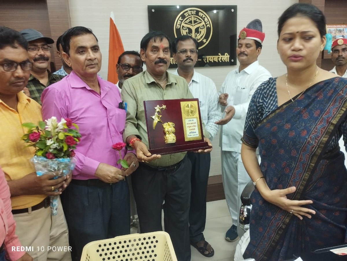 नवागंतुक जिलाधिकारी हर्षिता माथुर जी से औपचारिक मुलाकात कि जिसमे  रविंद्रकुमार श्रीवास्तव जी, रणवीर सिंह जी, डॉ गोविंद सिंह, दयाराम यादव जी, एवं अजेंद्र  सिंह जी सी एम श्रीवास्तव जी आदि लोग उपस्थित रहे।