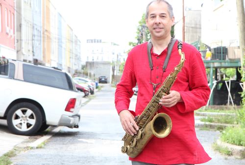 NancyRuhling's tweet photo. Astoria Characters: The Sax-Playing Konnakol Artist https://t.co/1EwTdiQE9E #astoria #astoriacharacters #konnakol #saxophone #musician https://t.co/p0C7LCVeVe