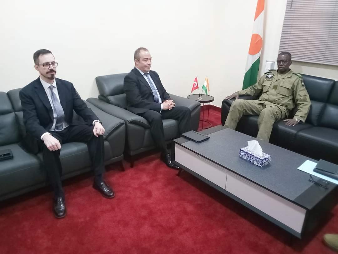alissaley's tweet photo. #Niger #NigerTransition #CNSP
Le Ministre d'Etat, Ministre de la Défense Nationale le Général de Corps d'Armée Salifou MODY a reçu ce matin l'Ambassadeur de la République de Turquie au Niger.
L'Ambassadeur Turc est venu rassurer le Ministre de la Défense Nationale de la volonté de son Pays à poursuivre et renforcer la coopération avec le Niger.
La Turquie et le Niger à titre de rappel, entretiennent d'excellentes relations dans le domaine de la Défense avec la signature de plusieurs accords et protocole de coopérations.
Il s'agit entre autre de l'Accord coopération de sécurité avec la police, de l'Accord-cadre de coopération de formation technique et scientifique dans le domaine militaire et de l'Accord de coopération dans le domaine de l'industrie de la Défense signé à Istanbul le 06 Mai 2015.