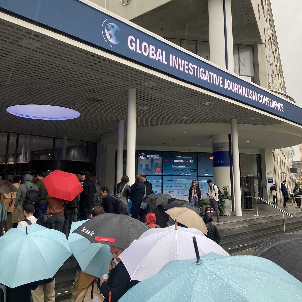 Één gebouw. 2k journalisten. En 3 beveiligers die elke tas minutieus nalopen. #gijc23