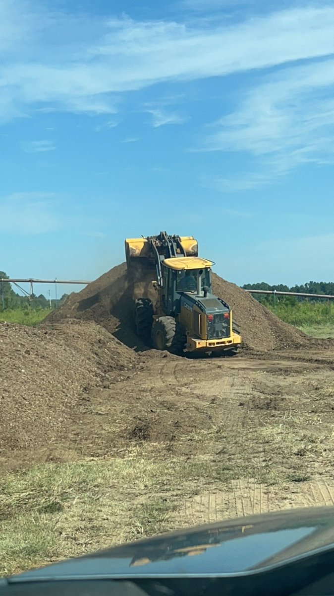 Hopefully the start of some 450 bushel corn and 200 bushel beans. 😝 🐔 💩 🌽 🌱 #AgTwitter