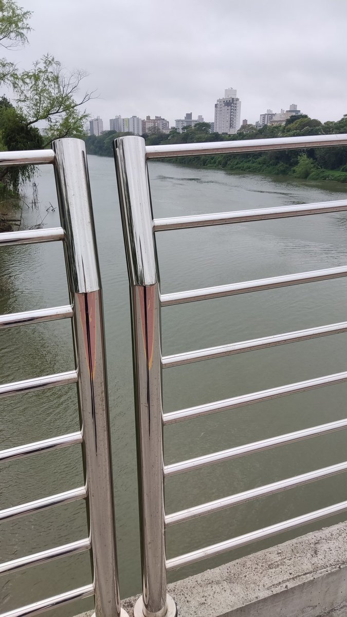 franmates's tweet photo. e a ponte do meu país Tubarão q tem até escadinha?? https://t.co/PBOuZJuqf8