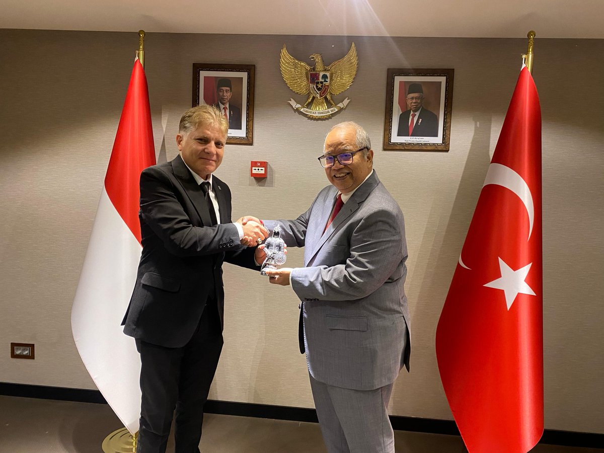 ihsiad34's tweet photo. Yeni Endonezya Cumhuriyeti İstanbul başkonsolos Darianto Harsono beyi makamında ziyaret ettik Misafirperverliğiinden dolayı çok teşekkür ederim #ihsiad#endonezya#baskonsolos#istanbul#DarinatoHarosono#nurullaşahin https://t.co/KuVtjee9iL