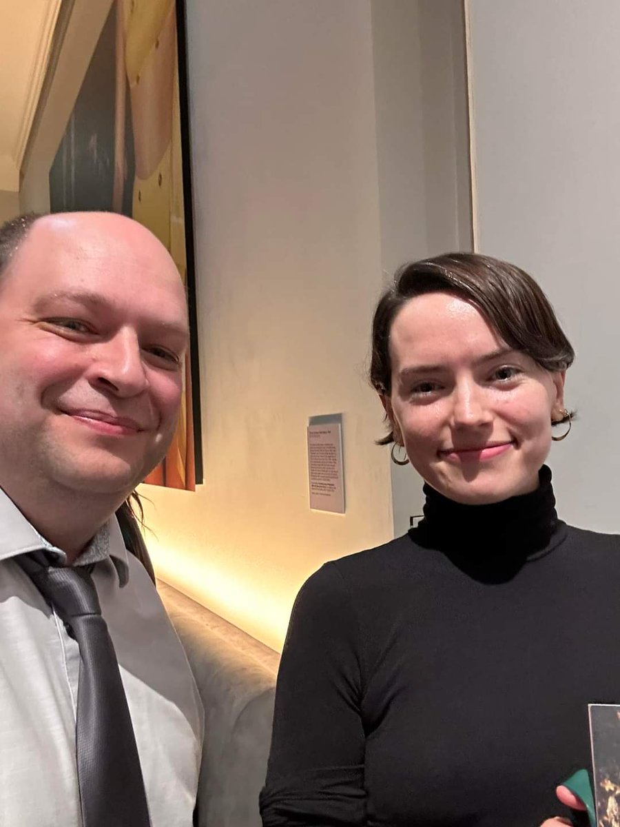GeorginaDriver's tweet photo. #DaisyRidley last night with fan at the Vanya"  Press Night - After Part.
🎭🥂
📸 Tobias Lerner https://t.co/98avOv1rxR