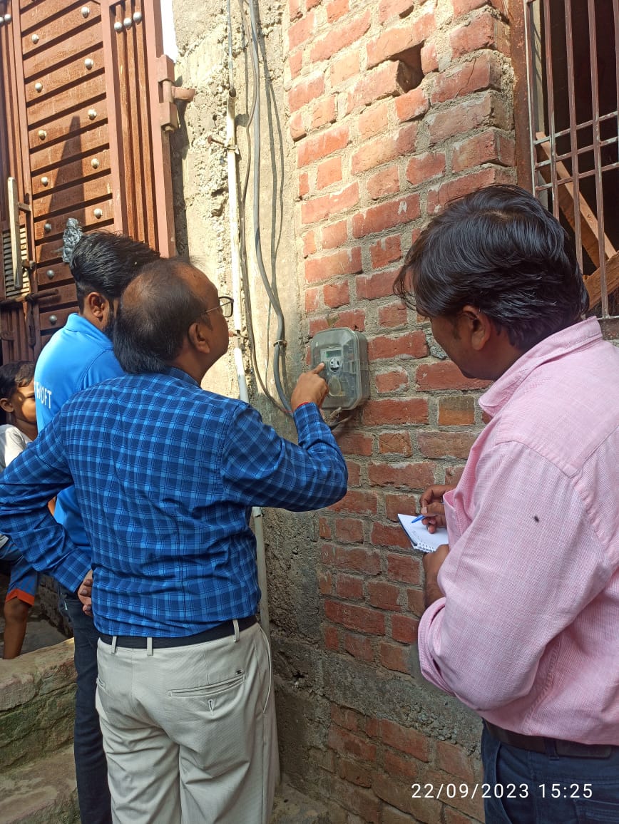 dvvnlmainpuri's tweet photo. विद्युत विभाग आपके द्वार अभियान के तहत खंड प्रथम नोडल अधिकारी अधीक्षण अभियंता  रवि कुमार अग्रवाल जी ने मैनपुरी शहर की शिव नगर कालोनी मे बिलिंग की जाँच की व उपभोक्ताओ से फीडबैक लिया इस दौरान टेबिल बिलिंग पाये जाने पर मीटर रीडर को तत्काल बर्खास्त करने हेतु निर्देशित किया @UPPCLLKO https://t.co/Jsx6m69Kee