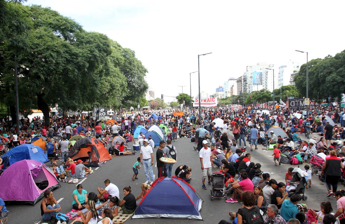 jorgemacri's tweet image. NO MÁS NIÑOS COMO ESCUDOS HUMANOS EN LOS PIQUETES

Los piquetes en la Ciudad se volvieron un problema de alta complejidad que requiere experiencia y un enfoque firme para resolverlo. Pero, antes que nada, tenemos que empezar por el principio. En esas movilizaciones se volvió…