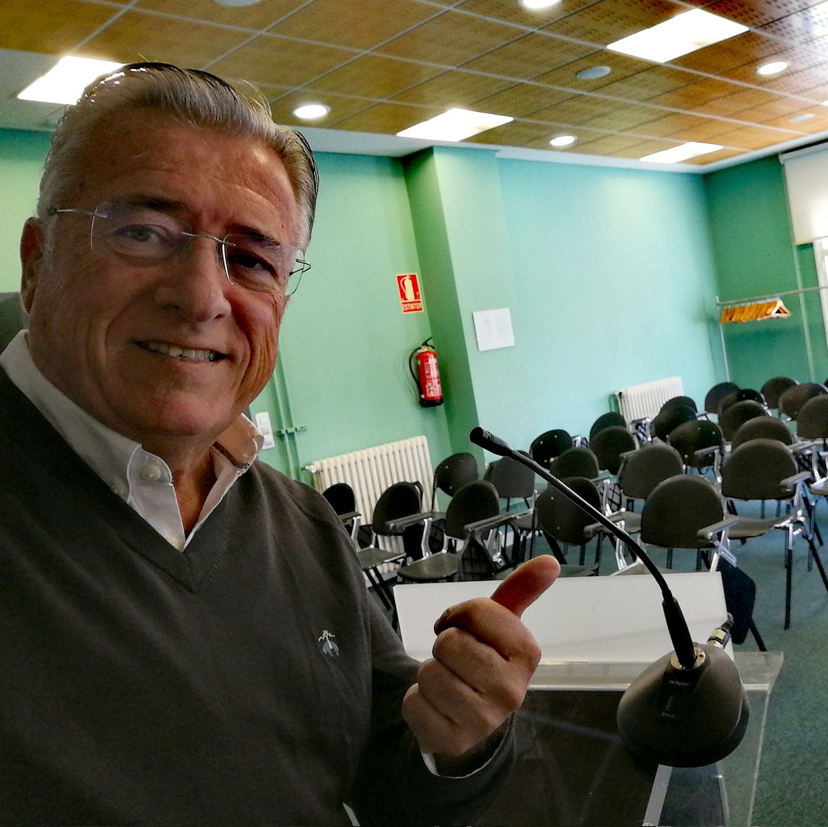 herradormanuel's tweet photo. Salón de actos de la Federación Empresarial Segoviana
Compartir Oratoria y Comunicación Pública con difetentes empresarios, durante 8 horas, un «viernes por la tarde y un sábado por la mañana», ya marca nítidamente la exquisita categoría profesional de los asistentes.
¡... nivel! https://t.co/7OG34BSHDN