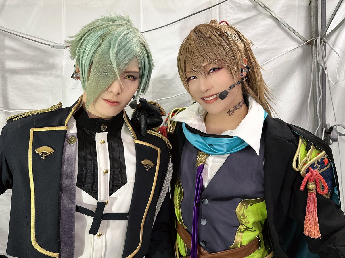 ミュージカル『刀剣乱舞』 ㊇ 乱舞野外祭
六日目ありがとうございました！

今日は雨だったねぇ
雨の中での現代の戦も悪くないね😉

人間は風邪をひくからねぇ
本丸に戻ったら暖かくするんだよー

膝丸と😏

明日もよろしく頼むよ🐉
#刀ミュ